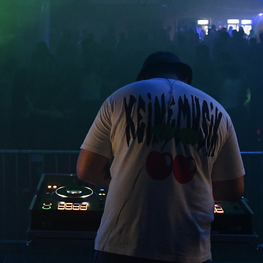 DJ spiller musik til fest på Slotshaven Gymnasium.