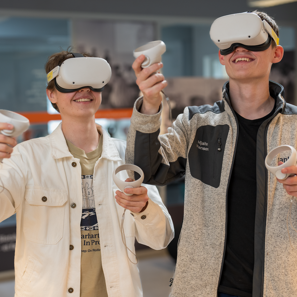 To HTX-elever der har VR-briller på.