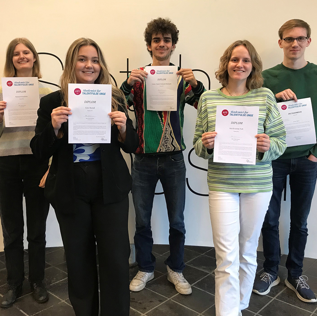 Fem elever på Slotshaven Gymnasium står og fremviser deres diplomer fra ATU.